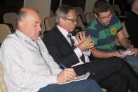 Prefeito Carlito esteve em Florianópolis nesta terça-feira (24/4) e conversou com os jornalistas João Meassi, do Notícias do Dia, e João Kamradt, do A Notícia sobre a solicitação de apoio à aprovação da PEC dos Bombeiros Voluntários.  - Fotografo: Divulgação/Bancada do PT na Alesc - Data: 24/04/2012
