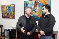 Prefeito Udo Döhler recebe o artista plástico Fabrício Macedo Silva que tem suas obras expostas no gabinete  - Fotografo: Jaksson Zanco - Data: 23/07/2013