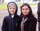 Idalina Piaceski leva seu filho Douglas Strey para participar do PID na Escola Agrícola Municipal Carlos Heins Funke. - Fotografo: Phelippe José - Data: 06/06/2014