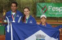 Dupla  vice-campeã de tênis Aike Elena Theilacker e Namie Isago com seu técnico José Luiz Alves na 14ª Olesc em Criciúma. - Fotografo: Phelippe José da Silva - Data: 25/09/2014