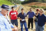 O prefeito Carlito Merss visitou obras no Rio Bonito e Pirabeiraba na tarde desta terça-feira (6/3). Uma foi a calçada da rua XV de Outubro. O morador Albano Schulz (chapéu) agradeceu o prefeito pela obra. - Fotografo: Mauro Artur Schlieck - Data: 06/03/2012