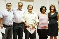 Servidores públicos municipais foram homenageados por tempo de serviço na manhã desta terça-feira (27/11). Esq.: Milton Américo dos Santos, prefeito Carlito Merss, Valdemir Luiz Schulze, Rosemarie Vieira da Silva e secretária GP Márcia Streit - Fotografo: Kátia Nascimento - Data: 27/11/2012