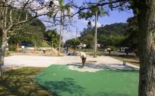 A Praça Albano Schmidt, em frente à Policlínica do bairro, é a 38ª a receber a Academia da Melhor Idade. O diferencial  é que neste espaço será implantado equipamentos para pessoas com deficiência. A entrega da revitalização do espaço será neste sábado (25/8). - Fotografo: Mauro Artur Schlieck - Data: 23/08/2012