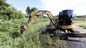 Subprefeitura Sudoeste realiza limpeza de vala no Jativoca - Fotografo: Rogerio da Silva - Data: 25/02/2015
