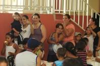 Cerca de 300 pessoas, entre recicladores e seus familiares, participarão neste sábado (17/12) de uma atividade festiva de encerramento de ano. Teve distribuição de picolés e presentes - Fotografo: Kátia Nascimento - Data: 18/12/2011