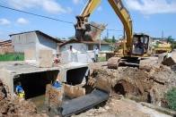 Galerias de concreto armado estão sendo ampliadas no bairro Paranaguamirim com o propósito minimizar cheias e dar mais tranquilidade aos moradores. Ontem, dia 4, recomeçaram as obras na galeria da rua General Euclydes P. Bueno - Fotografo: Ruy Ferrari/SEINFRA - Data: 06/01/2012