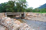 As obras de levantamento das cabeceiras das duas pontes da Estrada do Salto 1, na área rural do bairro Vila Nova, estão na fase final, graças ao apoio da equipe de pontes da Unidade de Obras da Seinfra - Fotografo: Ruy Ferrari - Data: 05/10/2011