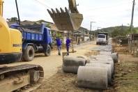 Ruas da região Sul de Joinville passam por melhorias de infraestrutura Equipes começam a trabalhar hoje em novos trechos do convênio com Badesc. Uma das ruas beneficiadas é a Adolfo Wendel, Parque Guarani, que já está recebendo a drenagem. - Fotografo: Mauro Artur Schlieck - Data: 14/08/2012