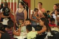 Cerca de 300 pessoas, entre recicladores e seus familiares, participarão neste sábado (17/12) de uma atividade festiva de encerramento de ano. Teve distribuição de picolés e presentes - Fotografo: Kátia Nascimento - Data: 18/12/2011