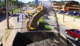 A Secretaria de Infraestrutura (Seinfra), por meio da Unidade de Pavimentação, trabalha nesta sexta-feira (24/8) na fresagem de alguns pontos do asfalto da Avenida Santos Dumont. Numa segunda etapa a via vai receber novo pavimento. - Fotografo: Mauro Artur Schlieck - Data: 23/08/2012