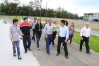 O prefeito Carlito Merss acompanhado de sua equipe esteve na tarde desta terça-feira (11/10) vendo o andamento das obras do Parque da Cidade - Fotografo: Mauro Artur Schlieck - Data: 11/10/2011