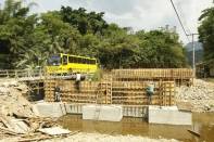 O prefeito Carlito Merss esteve na manhã desta quinta-feira (10/11) na região de Pirabeiraba e visitou as obras da Ponte Baixa no Rio Cubatão - Fotografo: Kátia Nascimento - Data: 10/11/2011