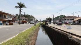 Limpeza de vala na Avenida Paulo Schroeder - Fotografo: Rogerio da Silva - Data: 26/02/2015
