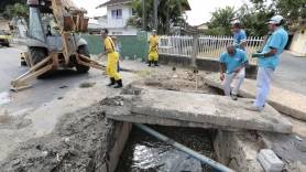 Subprefeitura Centro-Norte realiza limpeza de galeria na rua Itororó - Fotografo: Rogerio da Silva - Data: 14/04/2015