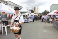 O sábado (22/10) está movimentado na Via Gastronômica de Joinville. O Stammtisch é uma promoção da CDL e vai arrecadar alimentos que serão doados por meio da Secretaria de Assistência Social de Joinville - Fotografo: Mauro Artur Schlieck - Data: 22/10/2011