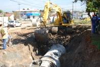 Continuam as obras de drenagem na Rua dos Aimorés, no trecho de acesso à nova ponte já concluída nesta via. Estão sendo colocados tubos de concreto de 1,5m, 80cm e 60cm para minimizar efeitos de alagamentos. - Fotografo: Ruy Ferrari - Data: 04/07/2012
