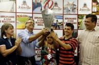 O prefeito Carlito Merss recebeu na tarde desta quarta-feira (28/11), na Sala do Colegiado, a delegação joinvilense campeã do Parajasc 2012 realizado em Brusque. A equipe veio compartilhar o título de bicampeão - Fotografo: Kátia Nascimento - Data: 28/11/2012