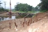 Começaram as obras da ponte de concreto sobre o Rio da Prata, na Estrada do Rio da Prata, em Pirabeiraba. Na quarta-feira (11/6), por causa da chuva fina, o serviço foi interrompido e os trabalhadores realizaram apenas serviços no canteiro de obras, montado próximo ao rio. - Fotografo: Ruy Ferrari - Data: 11/07/2012