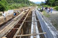 O prefeito em exercício, Ingo Butzke, visitou na manhã desta sexta-feira (13/01) obras em Pirabeiraba. Entre elas, a construção da Ponte do Rio Seco, na Estrada Quiriri - Fotografo: Kátia Nascimento - Data: 13/01/2012