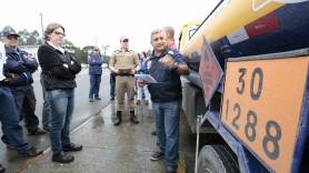 Operação de fiscalização de carga perigosa na serra dona francisca. Local Posto da PRE - Fotografo: Rogerio da Silva - Data: 17/04/2015