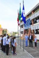 A manhã desta terça-feira (2/10) foi diferente para 22 alunos da E.M Enfermeira Hilda Anna Krisch. Os estudantes compareceram à Prefeitura de Joinville para a cerimônia de hasteamento da bandeira, e em seguida, visitaram o prédio. - Fotografo: Emanuelle Torres - Data: 02/10/2012