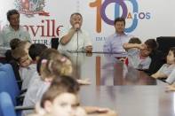 	Alunos da Escola Municipal Professor Francisco Riepper e do CEI Sementinha, participaram do Hasteamento do Pavilhão Nacional nesta quarta-feira (07/12). Depois do evento, as crianças conheceram o colegiado e fizeram perguntas ao vice-prefeito Ingo Butzke - Fotografo: Kátia Nascimento - Data: 07/12/2011