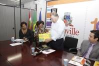 Solenidade de abertura do 4º Encontro de Gestores de Promoção da Igualdade Racial aconteceu nesta quarta-feira (27/10), na Sala do Colegiado. O prefeito em exercício, Ingo Butzke, participou do evento e foi presenteado com dois livro sobre a comunidade negra do Brasil - Fotografo: Mauro Artur Schlieck - Data: 26/10/2011