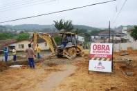 Mais uma ação do Orçamento Participativo (OP) está em desenvolvimento Paranaguamirim. Seis ruas do bairro estão recebendo obras de drenagem paraa depois serem pavimentadas  - Fotografo: Carlos Brandão - Data: 10/10/2011
