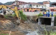 Obra de contençao de erosão na Rua Laranjal no Boemerwaldt - Fotografo: Phelippe Jose - Data: 15/04/2014