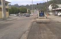 A Prefeitura de Joinville iniciou ontem (10/5) os trabalhos de fresagem para preparar a Rua Papa João 23 para o recapeamento asfáltico.  - Fotografo: Ruy Ferrari - Data: 11/05/2012