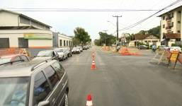 A avenida Marquês de Olinda está totalmente liberada para o tráfego de veículos na altura da rua Timbó, nas proximidades da rua Max Colin.  - Fotografo: Mauro Artur Schlieck - Data: 11/05/2012